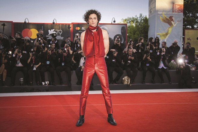 Timothee Chalamet tại buổi ra mắt phim “Bones and All” tháng 9/2022. Nữ tính hóa thời trang nam: Cuộc cách mạng xóa nhòa lằn ranh ảnh 4