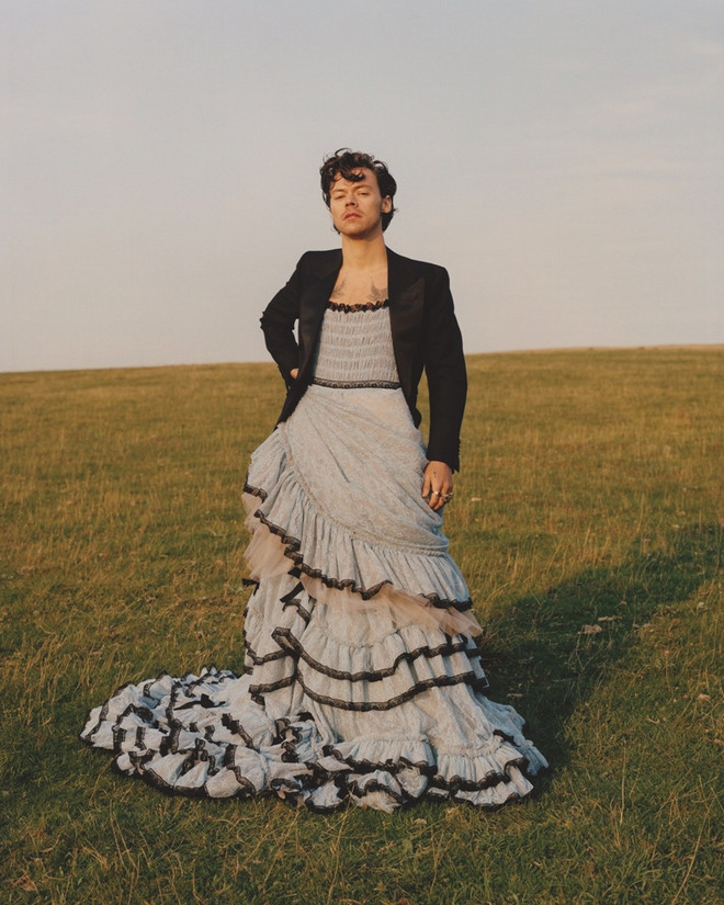 Harry Styles trên tạp chí Vogue tháng 12/2020. Nữ tính hóa thời trang nam: Cuộc cách mạng xóa nhòa lằn ranh ảnh 3