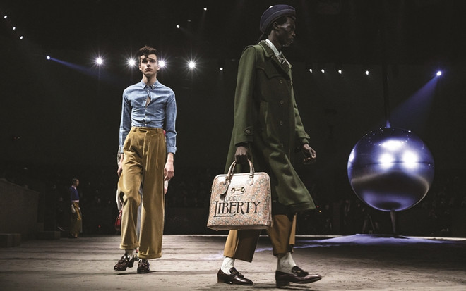Bộ sưu tập thời trang nam Thu Đông 2020 của Gucci. Nữ tính hóa thời trang nam: Cuộc cách mạng xóa nhòa lằn ranh ảnh 2