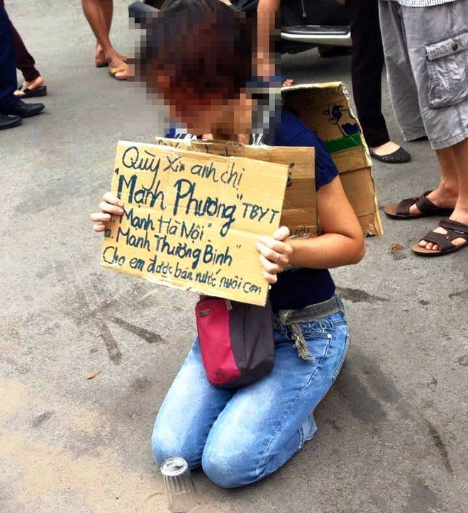 Thực hư vụ người phụ nữ quỳ gối đeo biển xin bán trà đá nuôi con ảnh 1