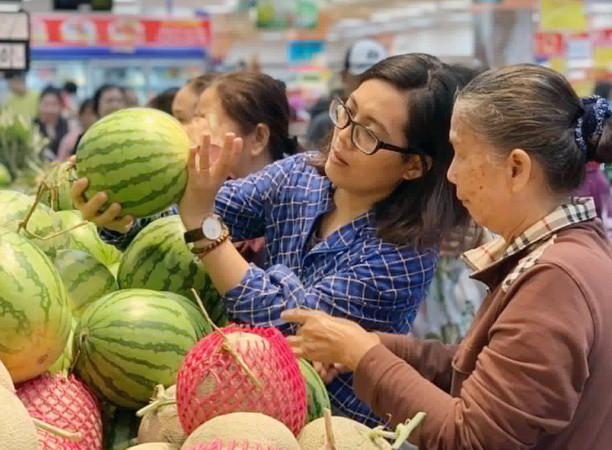 Hàng hóa phục vụ Tết tại TP. HCM giảm giá nhẹ trước thềm năm mới ảnh 1