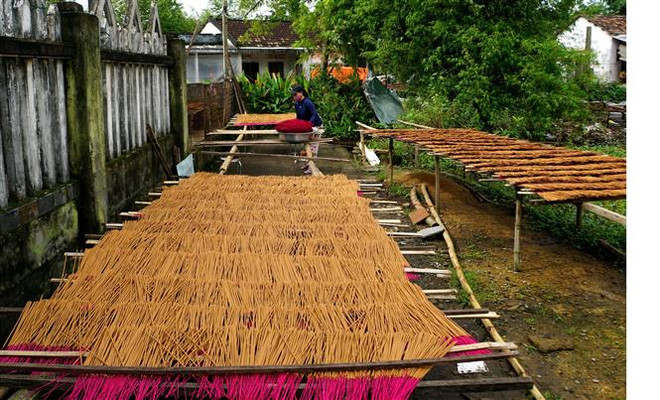 Làng nghề làm hương xứ Quảng tất bật sản xuất kịp hàng vụ Tết ảnh 1