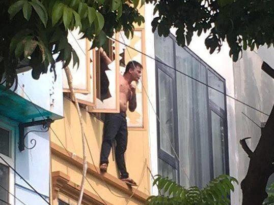 Hà Nội: Giải cứu thanh niên nghi ngáo đá cầm dao cố thủ trên tầng 3 ảnh 1