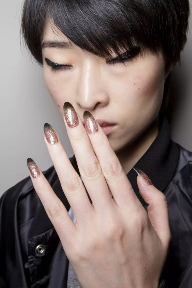 Đuổi kịp mùa mốt Xuân Hè 2018 với những mẫu móng táo bạo ảnh 3