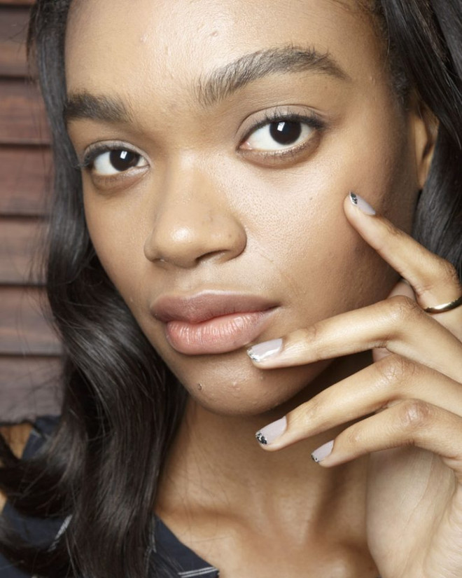 Đuổi kịp mùa mốt Xuân Hè 2018 với những mẫu móng táo bạo ảnh 4