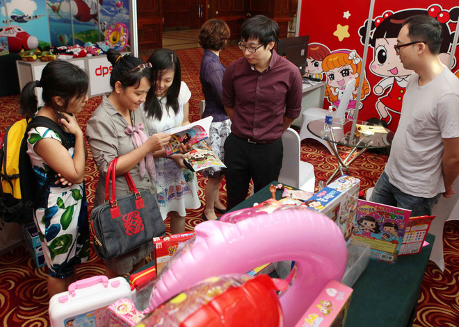 Khách tham quan gian trưng bày các nhân vật hoạt hình của doanh nghiệp Hàn Quốc tại Lễ hội phim hoạt hình Việt Nam-Hàn Quốc năm 2014. (Ảnh: Thanh Tùng/TTXVN) Việt Nam-Hàn Quốc trao đổi kinh nghiệm tại Lễ hội phim hoạt hình ảnh 1