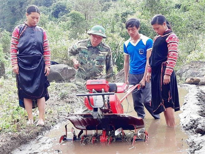 Người lính quân hàm xanh tạo dựng “thế trận lòng dân" nơi biên cương ảnh 1