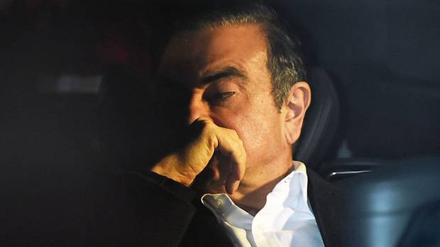 Cựu Chủ tịch Nissan trốn trong hộp đựng nhạc cụ để ra khỏi Nhật Bản ảnh 1