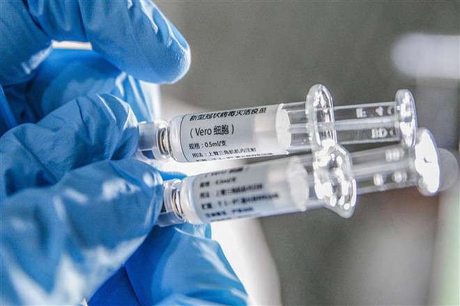 Vắcxin ngừa COVID-19 được nghiên cứu trong phòng thí nghiệm Công ty công nghệ sinh học ở Bắc Kinh, Trung Quốc. (Ảnh: AFP/TTXVN) Trung Quốc thử nghiệm lâm sàng 2 vắcxin bất hoạt phòng bệnh COVID-19 ảnh 1