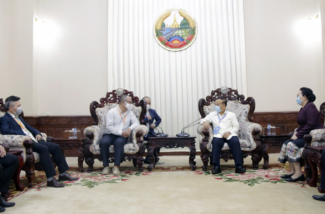 Phó Thủ tướng Lào Somdy Duangdy cảm ơn sự hỗ trợ của Tập đoàn Hoàng Anh Gia Lai. (Ảnh: Phạm KiênVietnam+) Tập đoàn Hoàng Anh Gia Lai tặng Lào thiết bị y tế chống dịch COVID-19 ảnh 2