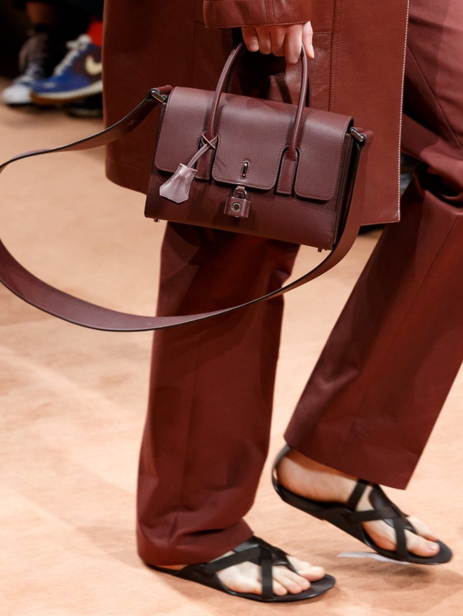 Mê mẩn những chiếc túi xách cực phẩm cho mùa Xuân Hè 2020 ảnh 4