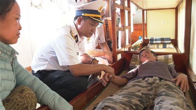 Đưa ngư dân bị bệnh từ huyện đảo Trường Sa vào đất liền điều trị ảnh 1
