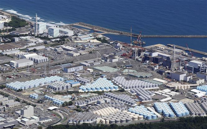 Các bể chứa nước thải nhiễm phóng xạ đã qua xử lý của Nhà máy Điện hạt nhân Fukushima số 1 ở Fukushima, Nhật Bản, ngày 22/8. (Ảnh: Kyodo/TTXVN) Mẫu nước biển gần nhà máy Fukushima số 1 không chứa tritium ảnh 1