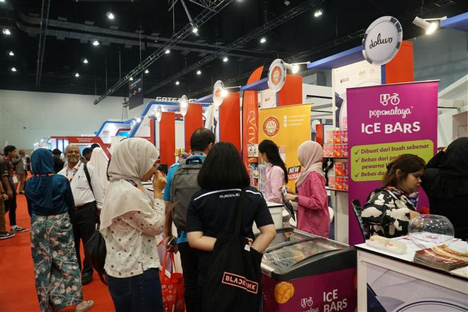 Gian hàng thực phẩm theo Tiêu chuẩn Halal tham gia Triển lãm Halal Quốc tế 2023. (Ảnh: Hằng Linh/TTXVN) Thị trường Halal toàn cầu có thể mở rộng lên 5.000 tỷ USD vào 2030 ảnh 1