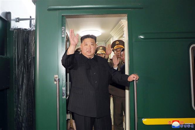 Nhà lãnh đạo Triều Tiên Kim Jong-un lên chuyến tàu tới Nga, khởi hành tại nhà ga ở Bình Nhưỡng, ngày 10/9. (Ảnh: KCNA/TTXVN) Điện Kremlin xác nhận nhà lãnh đạo Triều Tiên Kim Jong-un đã tới Nga ảnh 1