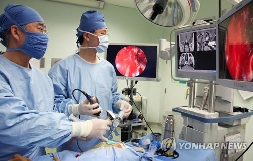 Các bác sỹ thực hiện một ca phẫu thuật ở Hàn Quốc. (Nguồn: Yonhap) Bên trong cơn sốt học trường y của người trẻ Hàn Quốc ảnh 2