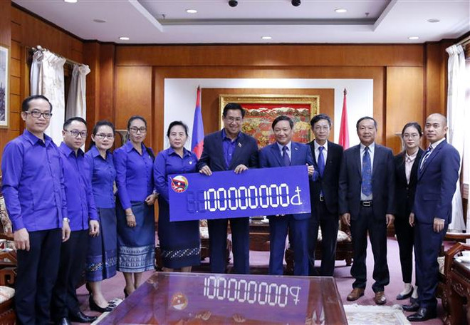 Thanh niên Lào hỗ trợ dân miền Trung Việt Nam khắc phục thiên tai ảnh 1