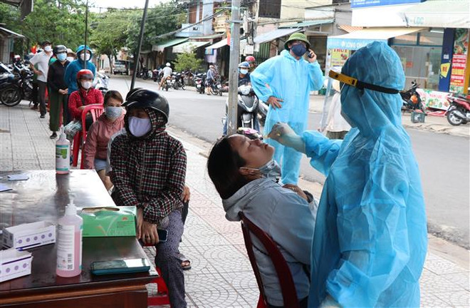 (Ảnh minh họa. Nguyên Lý/TTXVN) Quân khu 9 hỗ trợ 1.000 nhân lực giúp TP. HCM lấy mẫu xét nghiệm ảnh 1
