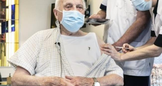 Bỉ phê duyệt tiêm liều vaccine thứ ba cho người trên 85 tuổi ảnh 1