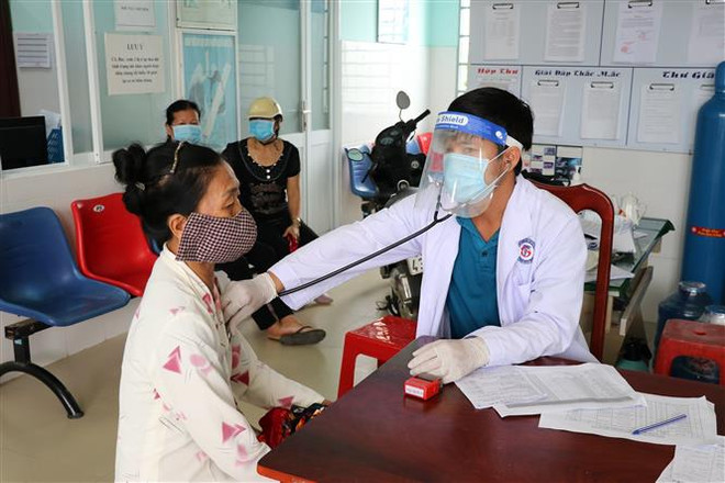 Bác sỹ trạm Y tế xã Bình Phục Nhứt (huyện Chợ Gạo, tỉnh Tiền Giang) khám sàng lọc trước khi tiêm vaccine ngừa COVID-19. (Ảnh: Hữu Chí/TTXVN) Tiền Giang, Bạc Liêu và Hà Nam nỗ lực kiểm soát tốt dịch bệnh ảnh 1