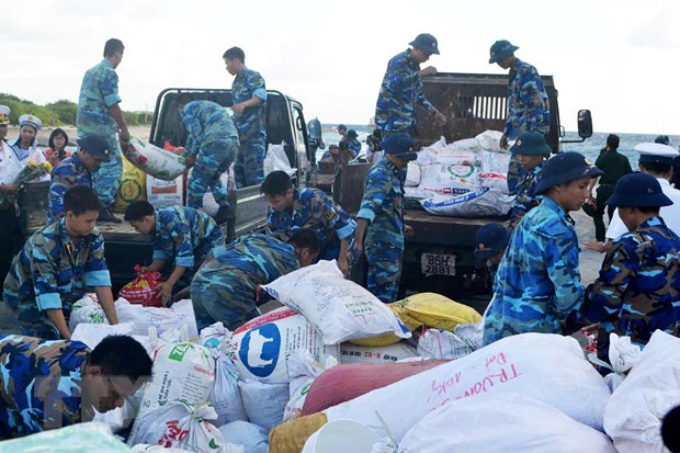 Đưa hàng hóa ra các xã đảo phục vụ nhân dân dịp Tết Nguyên đán ảnh 1