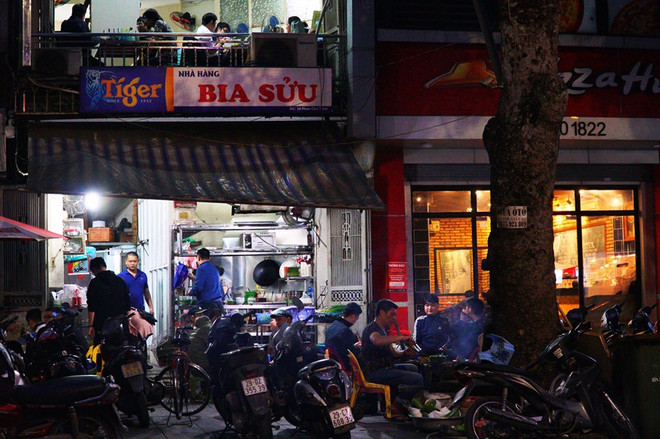 Vô tư như chưa từng có COVID-19. (Ảnh: Minh Hiếu/Vietnam+) Hà Nội: Không đeo khẩu trang, vô tư uống bia trong quán đông nghẹt ảnh 3