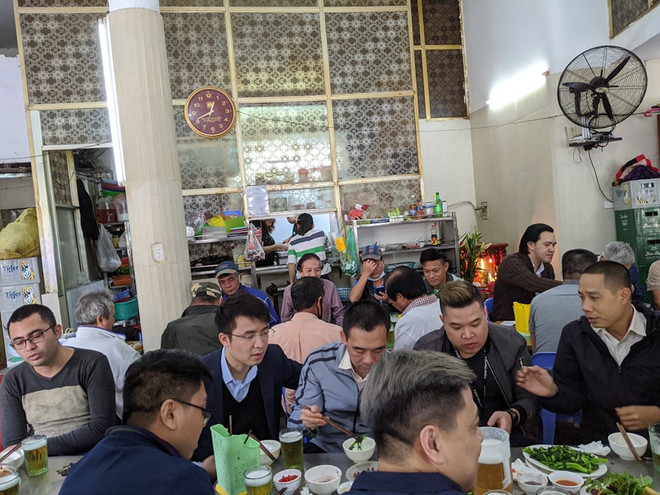 Tại phố Đường Thành, cảnh nhộn nhịp lại diễn ra như chưa từng có COVID-19. (Ảnh: PV/Vietnam+) Hà Nội: Không đeo khẩu trang, vô tư uống bia trong quán đông nghẹt ảnh 5