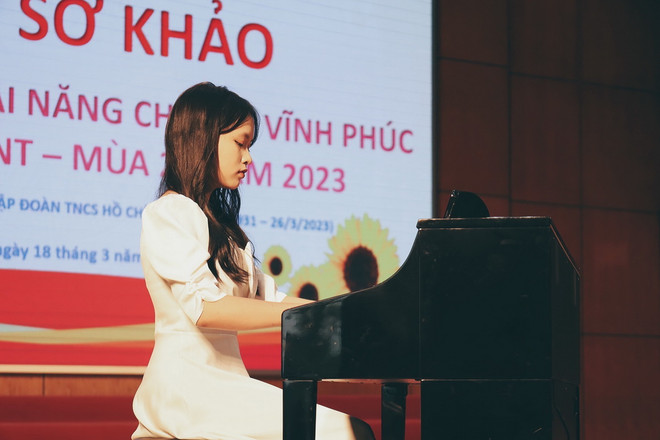 Ngoài thời gian học, Phương Linh chơi đàn piano để giải tỏa áp lực học tập. (Ảnh: TTXVN phát) ttxvn-thu khoa D1 2.jpg