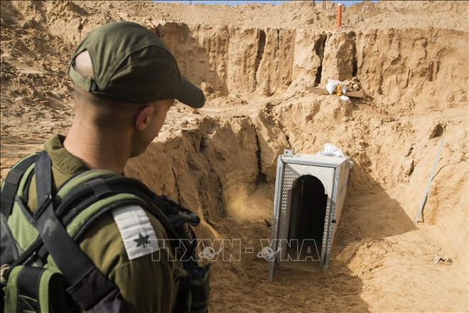 Binh sỹ Israel phá hủy một đường hầm tại khu vực biên giới Israel và Dải Gaza ngày 11/10/2018. (Ảnh minh họa. AFP/TTXVN) Quân đội Israel nổ súng vào các nhà hoạt động Hezbollah tại biên giới ảnh 1
