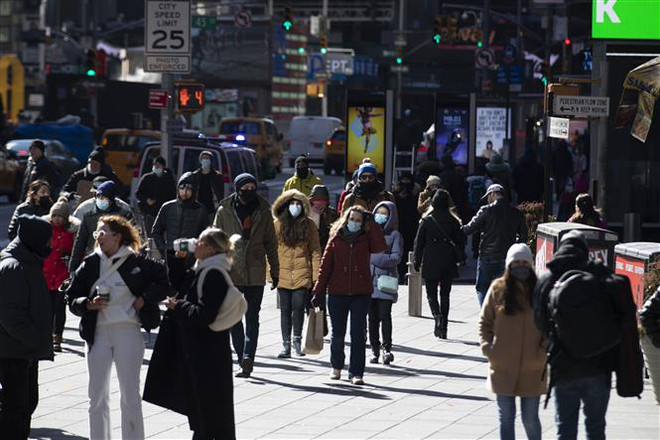Hơn 90% dân Mỹ không cần đeo khẩu trang trong không gian khép kín ảnh 1