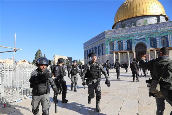 Lực lượng an ninh Israel được triển khai tại đền thờ Al-Aqsa ở Jerusalem ngày 15/4. (Ảnh: THX/TTXVN) Căng thẳng tái diễn giữa Israel và Palestine tại khu đền thờ Al Aqsa ảnh 1