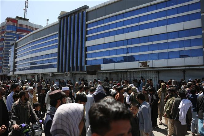 Người dân ở thủ đô Kabul, Afghanistan. (Ảnh: THX/TTXVN) Afghanistan: Gần 50 người thiệt mạng do không kích từ Pakistan ảnh 1