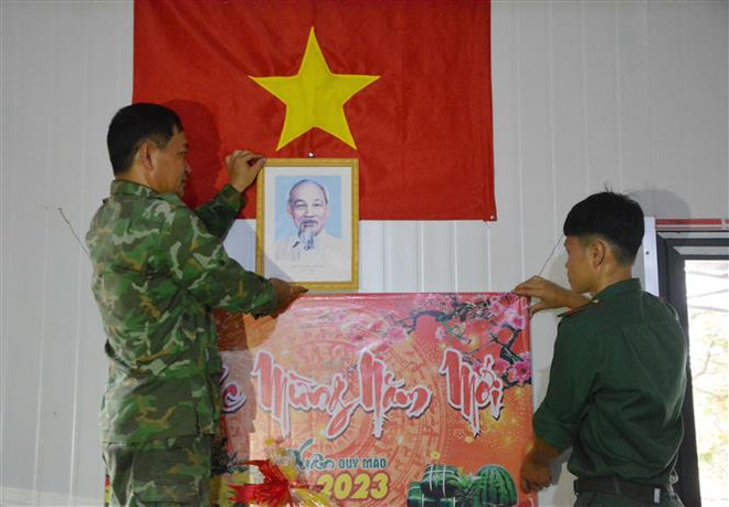 Chiến sỹ biên phòng tại Chốt kiểm soát biên giới, Đồn Biên phòng Ia Rvê, Bộ đội Biên phòng Đắk Lắk trang trí Chốt cùng nhau đón Tết nơi biên cương. (Ảnh: Tuấn Anh/TTXVN) Những người lính biên phòng “chắc tay súng” đón Tết ở vùng biên ảnh 2