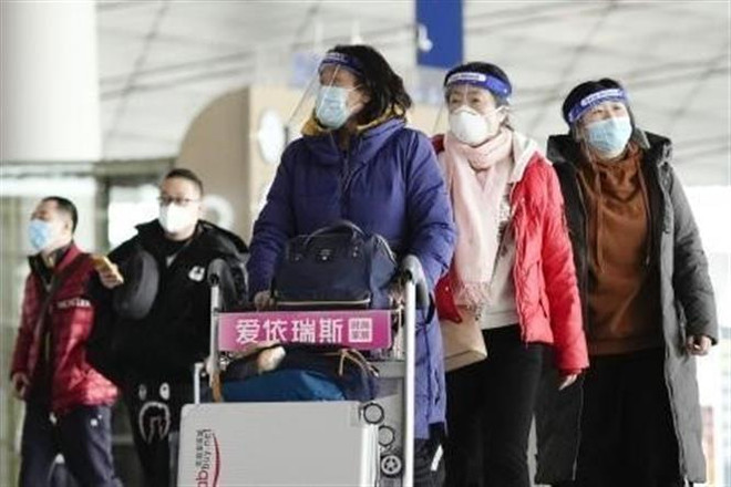 Người dân Trung Quốc tại sân bay ở Bắc Kinh. (Ảnh: Kyodo/TTXVN) Đại sứ quán Nhật Bản tại Trung Quốc nối lại dịch vụ cấp thị thực ảnh 1