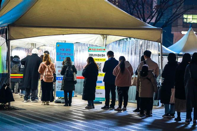 Số ca mắc COVID-19 tại Hàn Quốc lần đầu vượt mức 7.000 ca một ngày ảnh 1