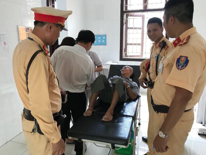 Hà Nội: Cảnh sát giao thông giúp cụ ông gặp tai nạn trên đường ảnh 1