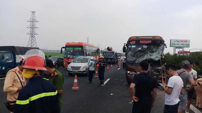 Hà Nội: Xe khách đâm xe rác, tài xế bị mắc kẹt trên ghế lái ảnh 1