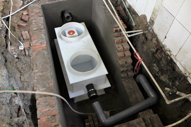 Hà Nội lắp đặt thiết bị tách dầu mỡ giảm ô nhiễm môi trường hồ, sông ảnh 1