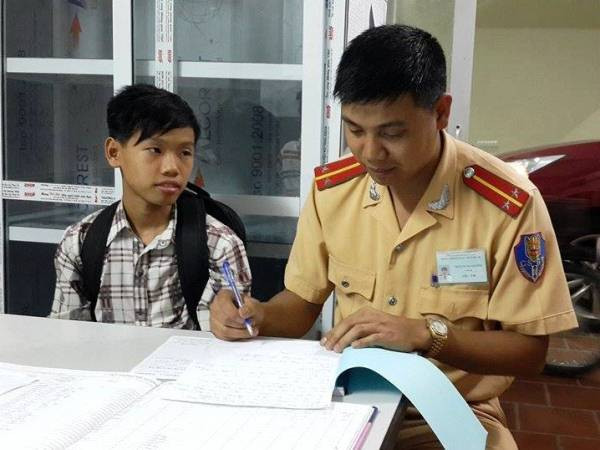 Công an Hà Nội tìm được người nhà cho cậu bé Mường bị lạc ảnh 1