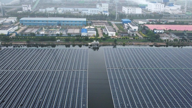 Một Nhà máy Điện Mặt trời của Tập đoàn Rockcheck ở Thiên Tân, Trung Quốc. (Nguồn: Xinhua) Trung Quốc có nhiều bài báo học thuật nhất về pin mặt trời perovskite ảnh 1