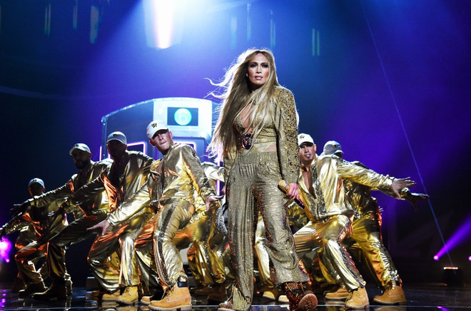 Những tuyệt phẩm Versace giúp Jennifer Lopez tỏa sáng trong đêm VMA ảnh 2