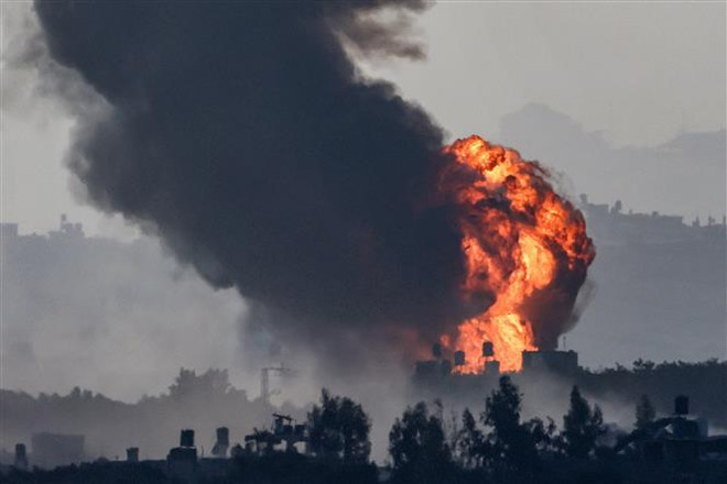 Khói lửa bốc lên tại Dải Gaza sau vụ oanh tạc của Israel ngày 8/11. (Ảnh: AFP/TTXVN) Mỹ: Người Palestine nên quản lý Dải Gaza khi xung đột kết thúc ảnh 1