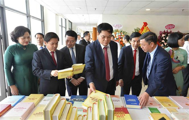 Các đại biểu tham quan triển lãm sách xuất bản từ năm 2007 đến nay. (Ảnh: Minh Đức/TTXVN) Xây dựng Đảng bộ Khối các cơ quan TW trong sạch và vững mạnh ảnh 3