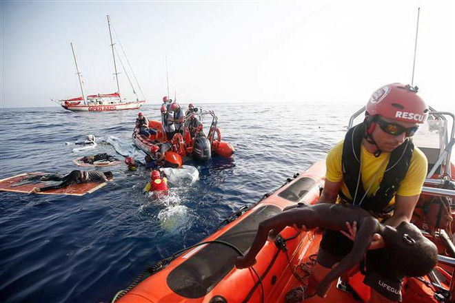 6 quốc gia EU đồng ý tiếp nhận người di cư trên tàu cứu hộ Open Arms ảnh 1