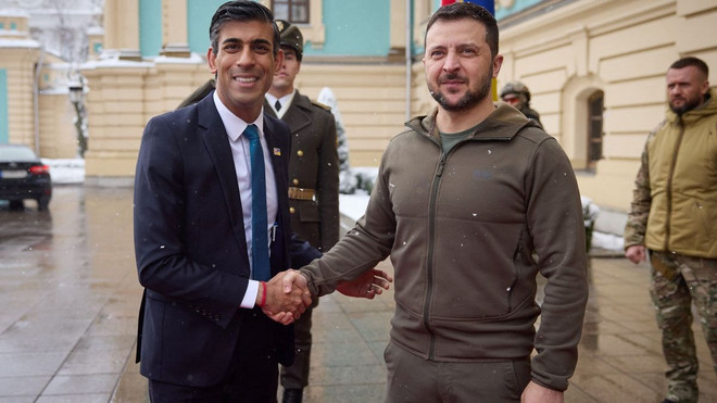 Tổng thống Ukraine Volodymyr Zelenskiy bất ngờ thăm nước Anh ảnh 1