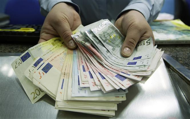 Nhân viên giao dịch ngoại hối kiểm đồng euro. (Ảnh: AFP/TTXVN) ECB cảnh báo ngân hàng trong Eurozone về các rủi ro tiềm ẩn trong 2023 ảnh 1