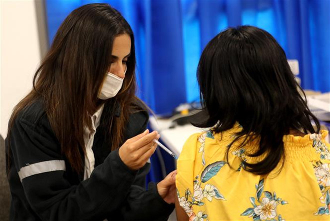 Nhân viên y tế tiêm vaccine phòng COVID-19 cho người dân tại Modi'in, Israel. (Ảnh: THX/TTXVN) Bộ Y tế Israel: Biến thể AY4.2 lây nhiễm mạnh hơn Delta ảnh 1