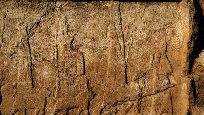 Phát hiện bức phù điêu khổng lồ và xưởng sản xuất rượu 2.700 năm tuổi ảnh 1