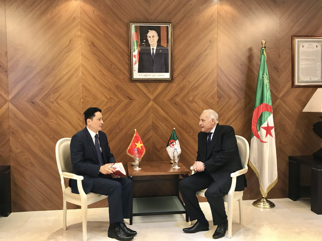 Đại sứ Nguyễn Thành Vinh chào từ biệt Bộ trưởng Ngoại giao Algeria Ahmed Attaf. (Ảnh: Trung Khánh/TTXVN) Algeria mong muốn thúc đẩy quan hệ hợp tác nhiều mặt với Việt Nam ảnh 2