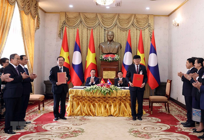 Chủ tịch nước Võ Văn Thưởng và Tổng Bí thư, Chủ tịch nước Cộng hòa dân chủ Nhân dân Lào Thongloun Sisoulith chứng kiến lễ ký biên bản ghi nhớ về hợp tác trong lĩnh vực khoa học giữa Bộ Khoa học và Công nghệ Việt Nam và Bộ Giáo dục và Thể thao Lào. (Ảnh: Thống Nhất/TTXVN) Chuyến thăm Lào của Chủ tịch nước giúp thúc đẩy quan hệ hữu nghị ảnh 2